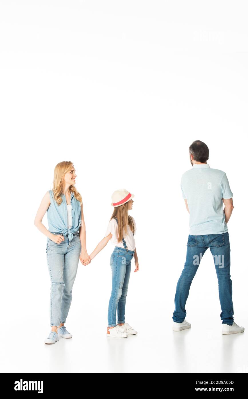 vue en longueur de la mère et de la fille qui regarde l'homme isolé sur blanc Banque D'Images