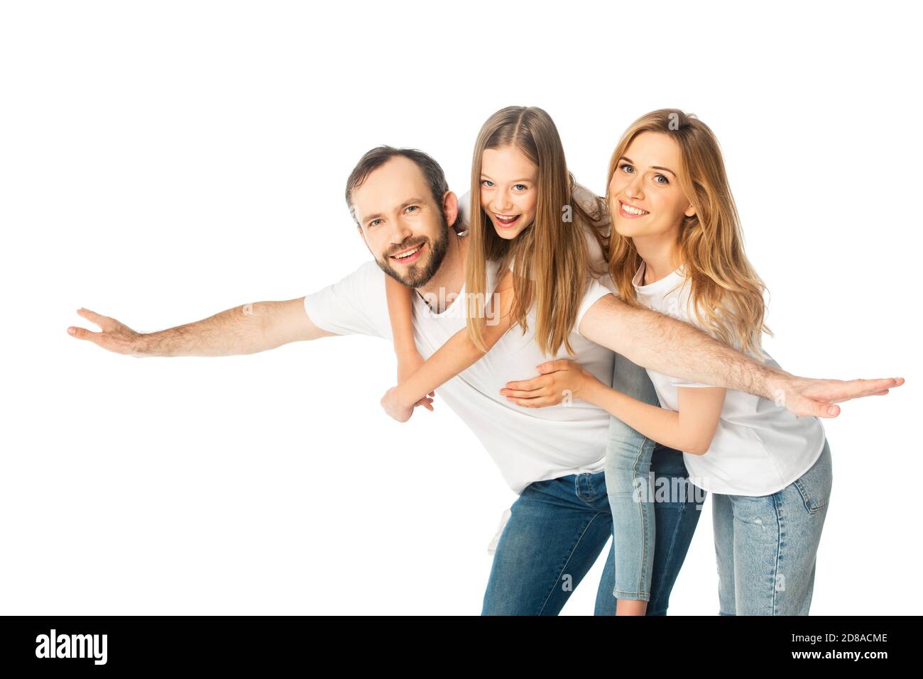fille souriante sur le dos du père près de la mère isolée sur blanc Banque D'Images