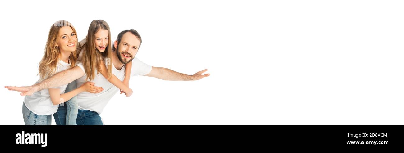 fille souriante sur le dos du père près de la mère isolée sur blanc, vue panoramique Banque D'Images