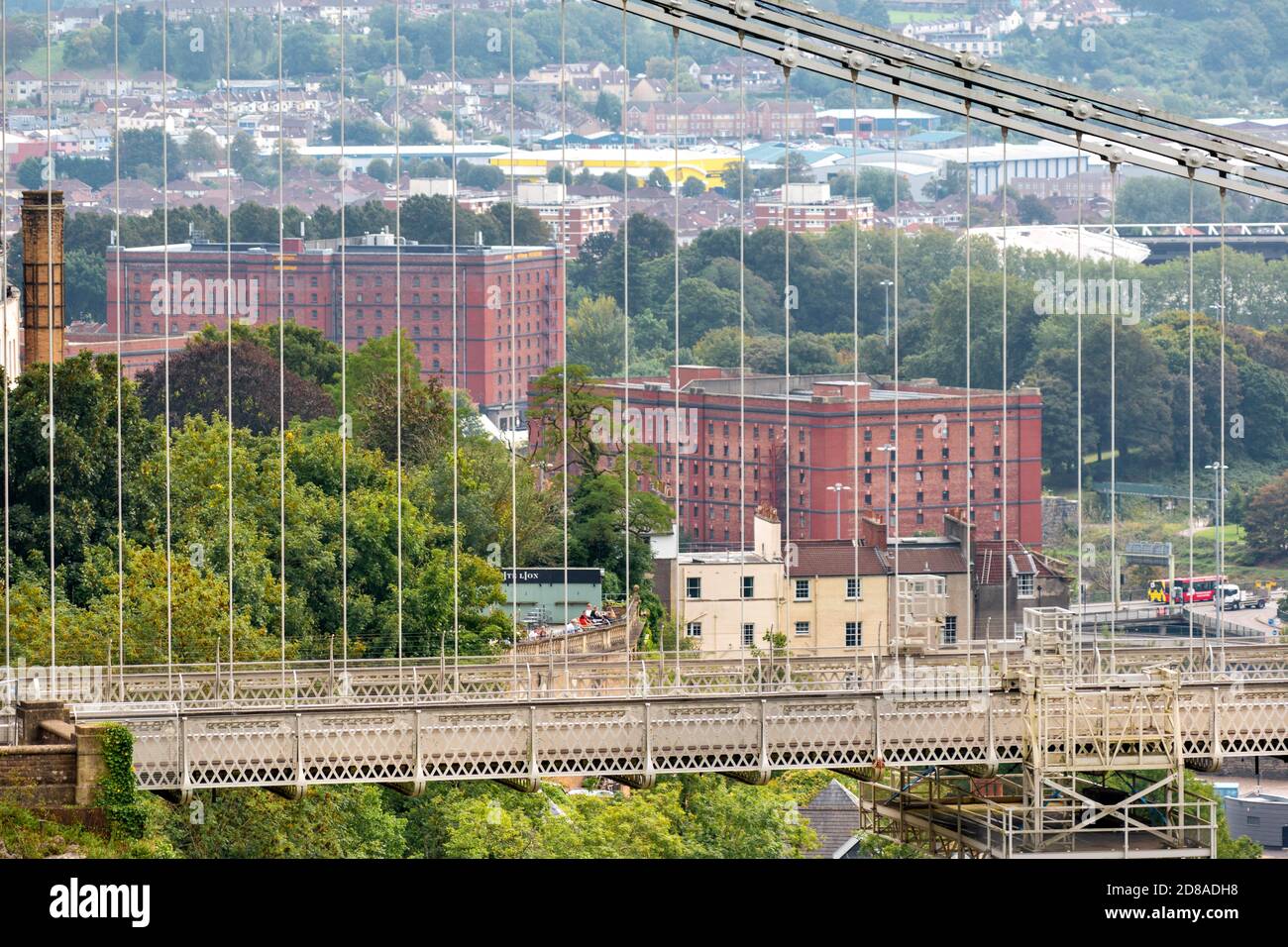 VILLE DE BRISTOL, EN ANGLETERRE, EN REGARDANT PAR LE PONT SUSPENDU DE CLIFTON JUSQU'À LES ENTREPÔTS DE TABAC RED BOND DANS LA RÉGION DU BASSIN DE CUMBERLAND Banque D'Images