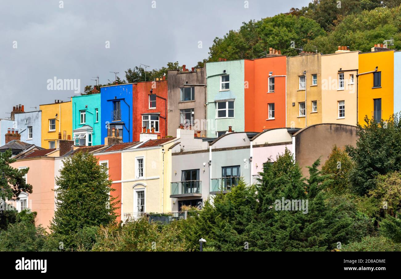 BRISTOL VILLE ANGLETERRE RANGÉES DE MAISONS COLORÉES ENTOURÉES D'ARBRES SUR LA COLLINE Banque D'Images