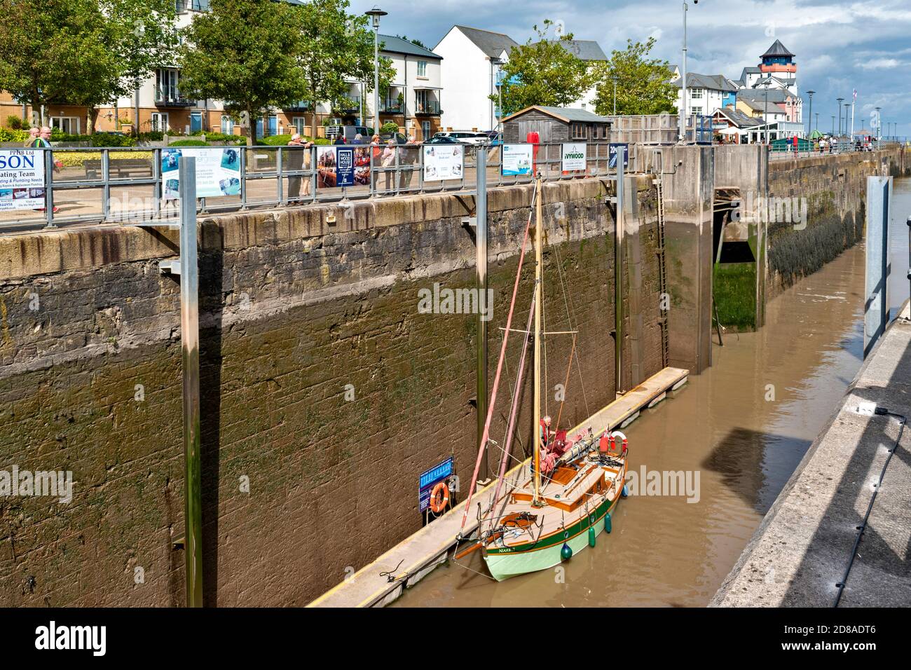 PORTISHEAD BRISTOL SOMERSET ENGLAND UN YACHT DANS LES PORTISHEAD QUAYS VERROU DE LA MARINA Banque D'Images