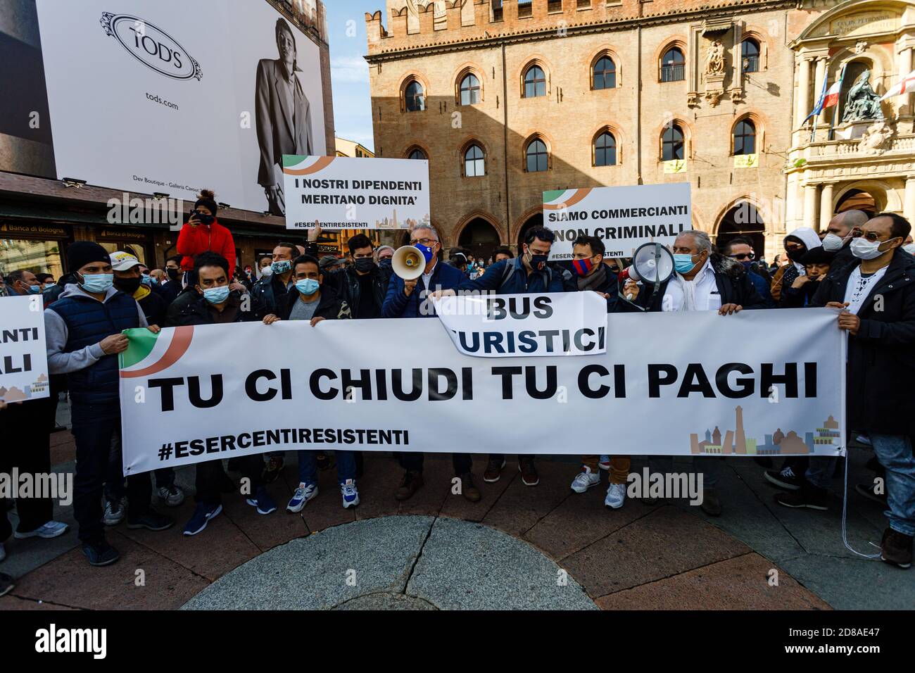 Bologne, Italie. 28 octobre 2020. Restaurateurs, chefs, entrepreneurs dans l'industrie de la restauration, chauffeurs de taxi, travailleurs du divertissement protestent à Piazza Maggiore contre les mesures de la dernière DCPM adoptée par le gouvernement pour contenir la propagation de l'infection à coronavirus, le 28 octobre 2020 à Bologne, Italie. Crédit: Massimiliano Donati/Alay Live News Banque D'Images