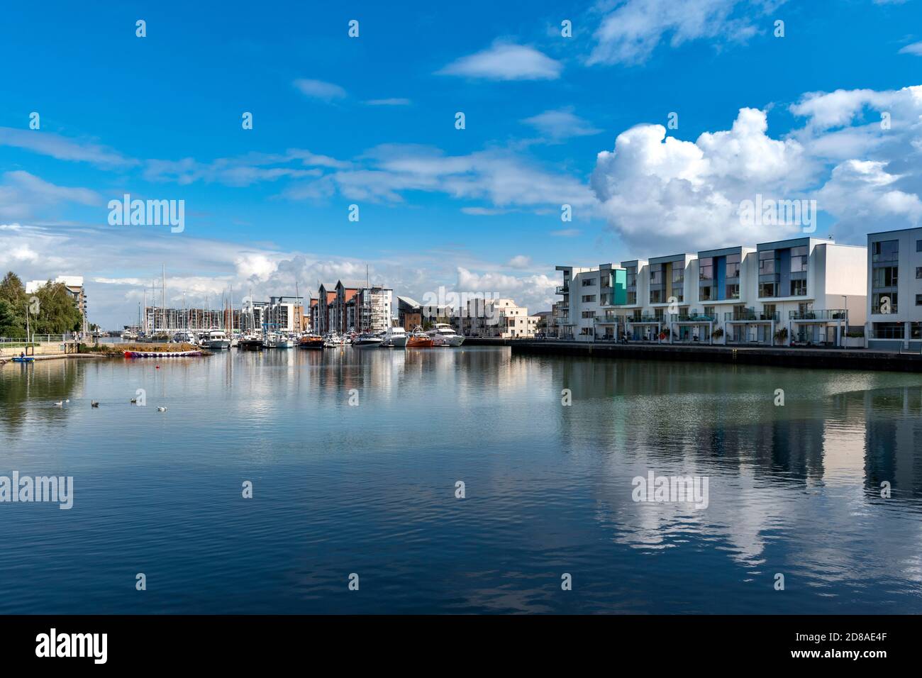 PORTISHEAD BRISTOL SOMERSET ANGLETERRE EN REGARDANT VERS LE BAS DE LA MARINA DE LA PAROISSE QUAI Banque D'Images