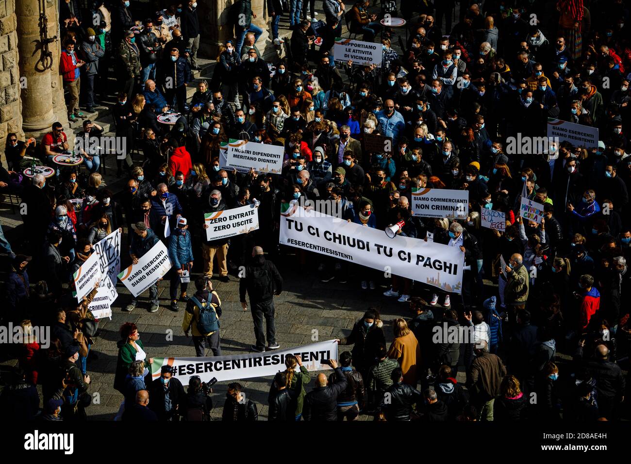 Bologne, Italie. 28 octobre 2020. Restaurateurs, chefs, entrepreneurs dans l'industrie de la restauration, chauffeurs de taxi, travailleurs du divertissement protestent à Piazza Maggiore contre les mesures de la dernière DCPM adoptée par le gouvernement pour contenir la propagation de l'infection à coronavirus, le 28 octobre 2020 à Bologne, Italie. Crédit: Massimiliano Donati/Alay Live News Banque D'Images