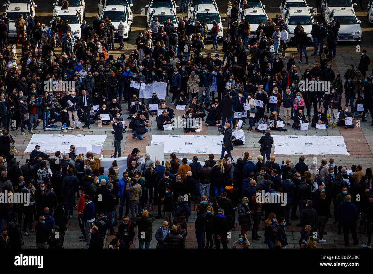 Bologne, Italie. 28 octobre 2020. Restaurateurs, chefs, entrepreneurs dans l'industrie de la restauration, chauffeurs de taxi, travailleurs du divertissement protestent à Piazza Maggiore contre les mesures de la dernière DCPM adoptée par le gouvernement pour contenir la propagation de l'infection à coronavirus, le 28 octobre 2020 à Bologne, Italie. Crédit: Massimiliano Donati/Alay Live News Banque D'Images