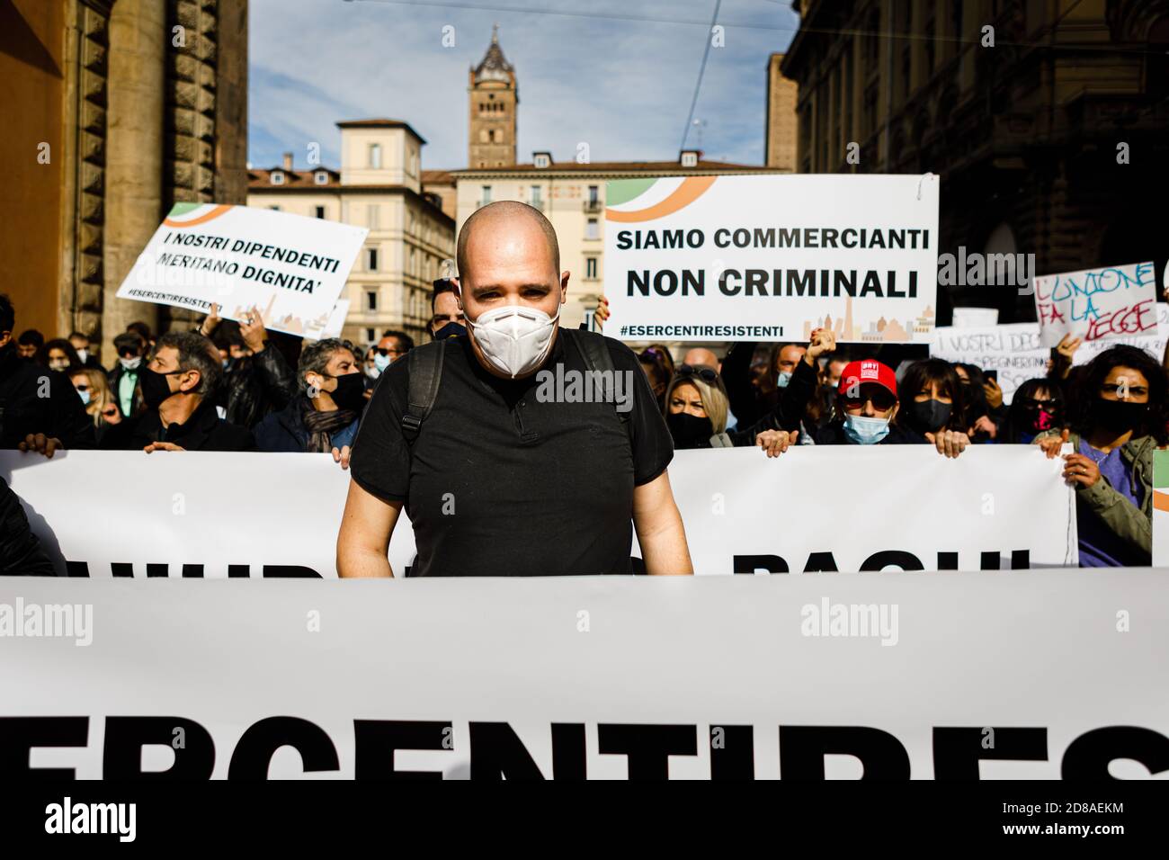 Bologne, Italie. 28 octobre 2020. Restaurateurs, chefs, entrepreneurs dans l'industrie de la restauration, chauffeurs de taxi, travailleurs du divertissement protestent à Piazza Maggiore contre les mesures de la dernière DCPM adoptée par le gouvernement pour contenir la propagation de l'infection à coronavirus, le 28 octobre 2020 à Bologne, Italie. Crédit: Massimiliano Donati/Alay Live News Banque D'Images