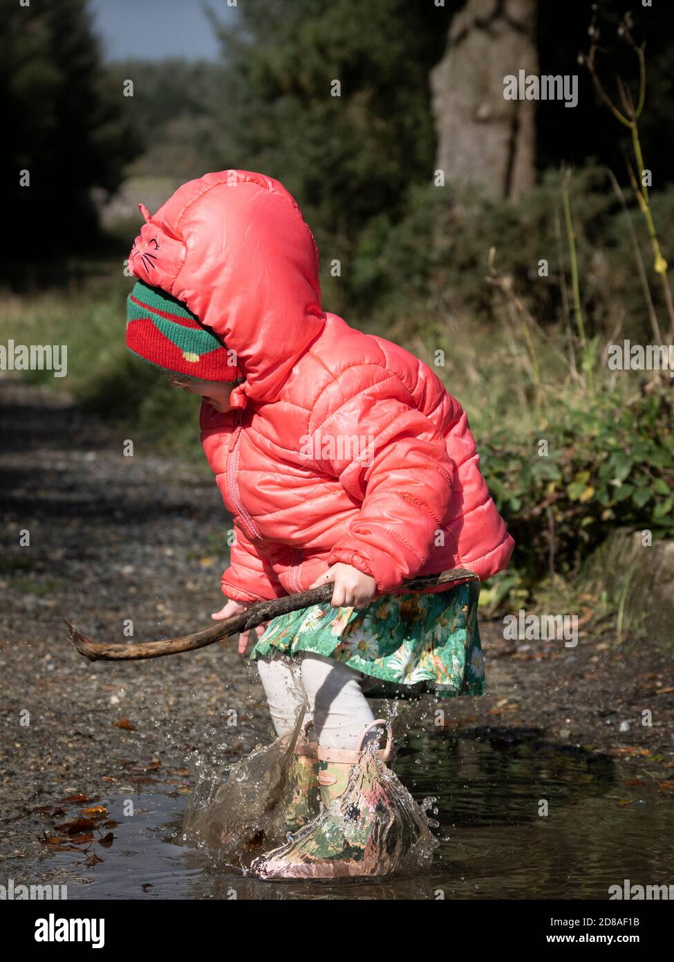 Bon enfant qui sauve dans des flaques, Royaume-Uni Banque D'Images