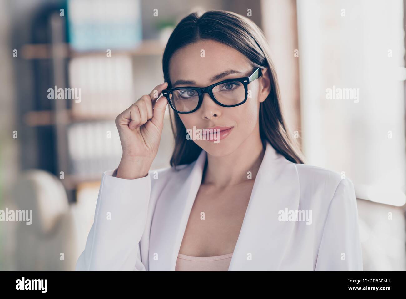 Gros plan photo de belle femme d'affaires attrayante tenir le bras de  contact caractéristiques des mains concept de soins de la vue maison bureau  spacieux social distance tenue habillée Photo Stock -