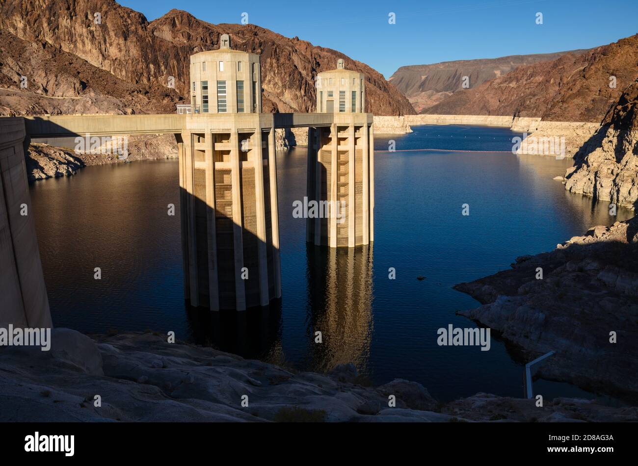 Le pont pédestre du barrage Hoover avec des tours Banque D'Images