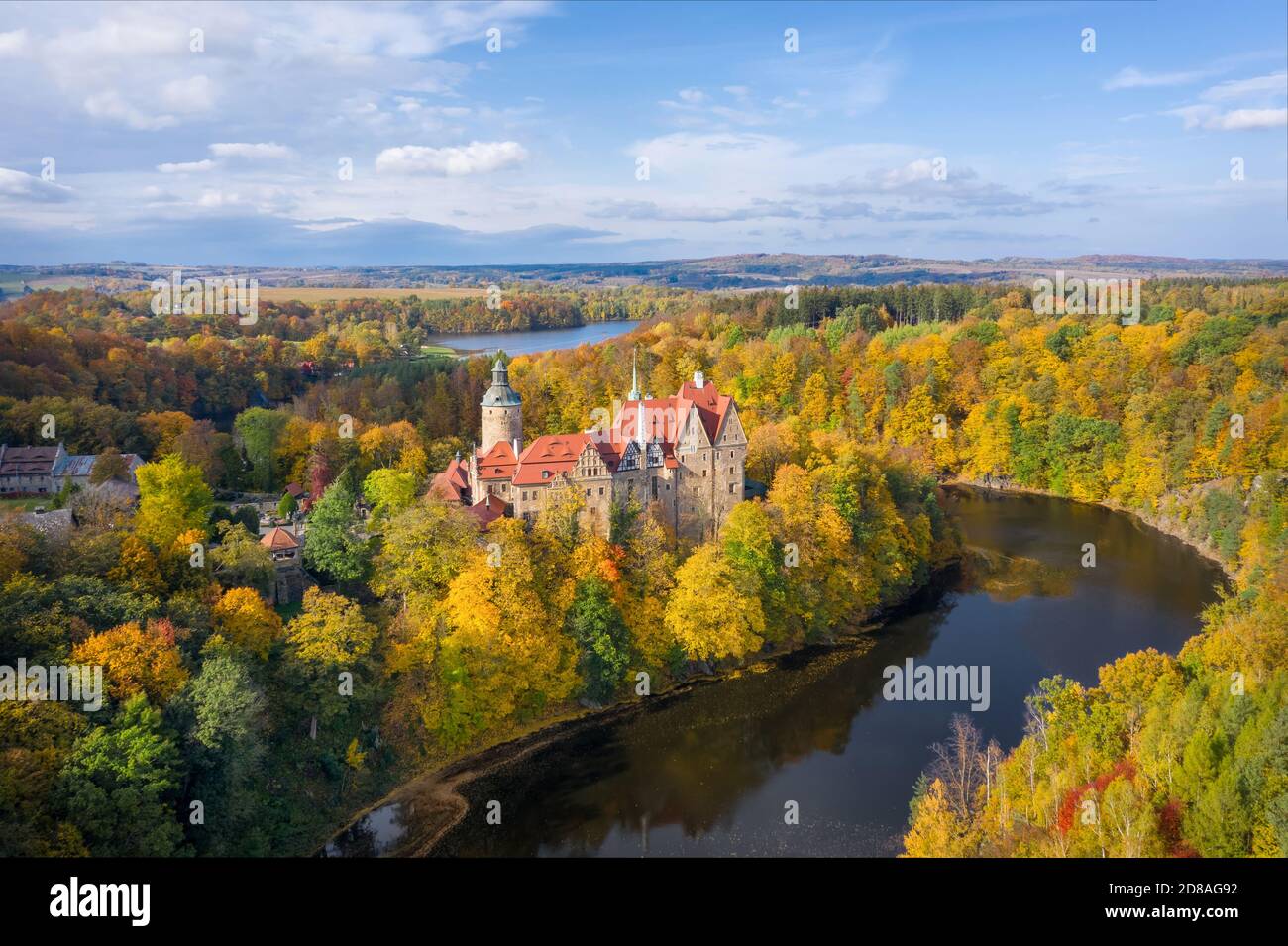 Vue aérienne du château de Czocha entouré par la forêt d'automne et Lac Lesnianskie Banque D'Images