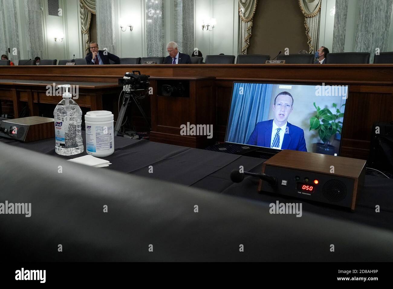 Washington, États-Unis. 28 octobre 2020. Le PDG de Facebook, Mark Zuckerberg, témoigne à distance lors d'une audience pour discuter de la réforme de l'article 230 de la loi sur la décence des communications avec les grandes entreprises technologiques le mercredi 28 octobre, à Washington, DC. Photo de piscine par Greg Nash/UPI crédit: UPI/Alay Live News Banque D'Images