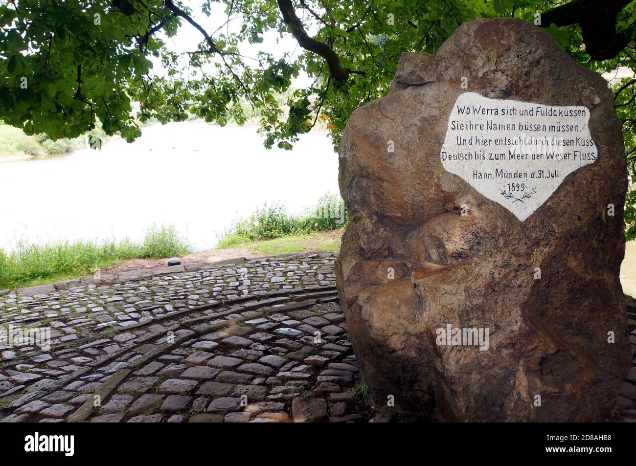 Weserstein suis Zusammenfluss von Werra und zur Weser, Fulda, Hannoversch Münden Niedersachsen, Deutschland Banque D'Images