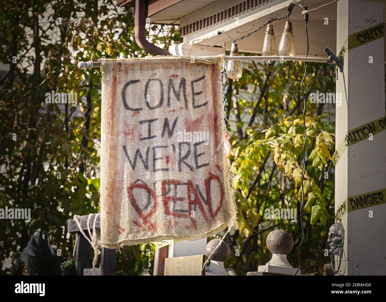 Halloween effrayante maison décoration drapeau 'Come In We're Dead', Banque D'Images