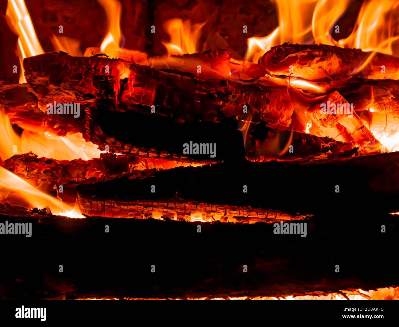Flamme rouge de feu dans un poêle à bois. Banque D'Images