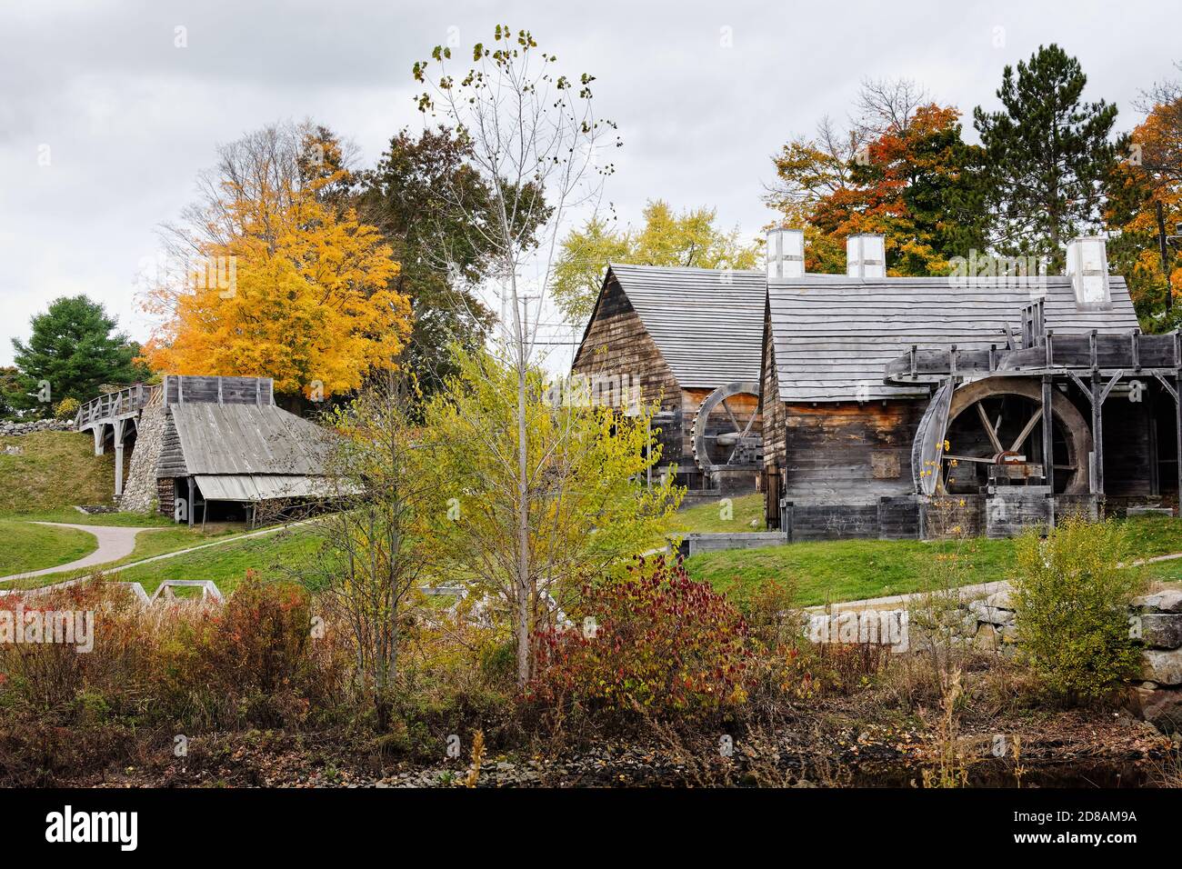 La Forge et le moulin à coudre sont entourés de feuillage d'automne au parc national historique de Saugus Iron Works. Les Saugus Iron Works (à l'origine nommée Ha Banque D'Images