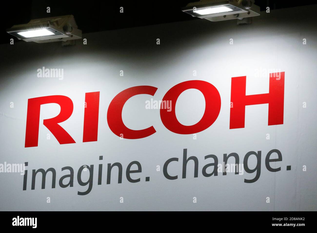 Chiba, Japon. 28 octobre 2020. Un logo de RICOH exposé pendant la semaine INFORMATIQUE du Japon automne 2020 à Makuhari Messe, près de Tokyo. L'exposition se compose de 11 expositions, dont la 1ère exposition sur l'intelligence artificielle, la 6ème exposition sur les solutions IoT et 5G et la 8ème exposition avancée sur le commerce électronique et la vente au détail (Advanced E-Commerce & Retail Expo) présentant les nouvelles technologies et solutions INFORMATIQUES. Les organisateurs ont mis en œuvre des mesures visant à prévenir la propagation du nouveau coronavirus pendant le salon professionnel de trois jours. Credit: Rodrigo Reyes Marin/ZUMA Wire/Alay Live News Banque D'Images