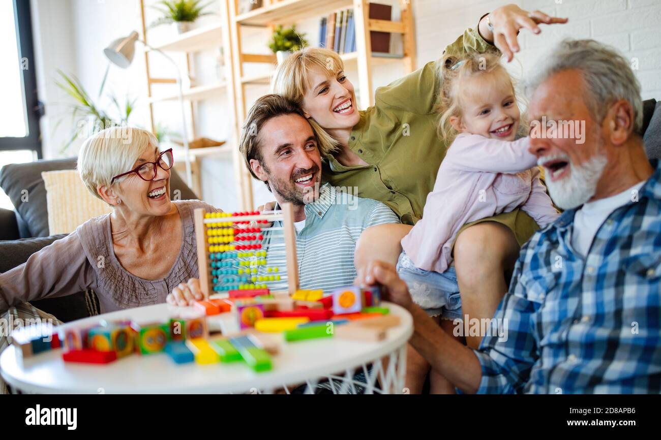 Les grands-parents de jouer avec leurs petits-enfants et s'amuser en famille Banque D'Images