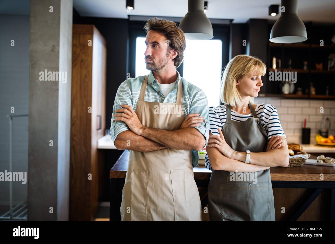 Malheureux couple having argument et lutte dans la cuisine qui mène au divorce Banque D'Images