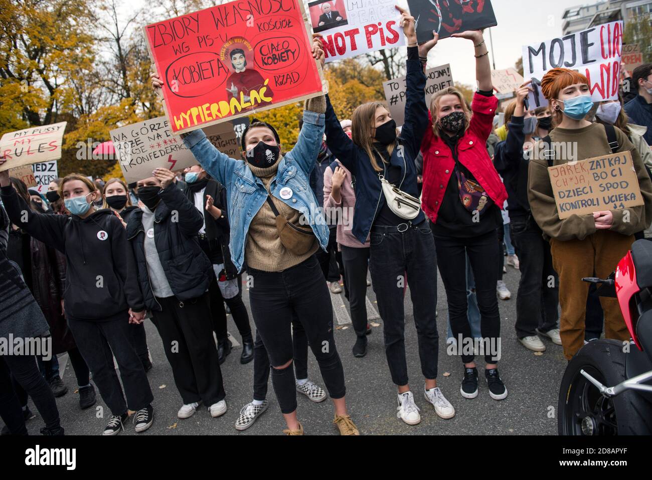 Des manifestants portant un masque facial tiennent des pancartes tout en  scandant des slogans antigouvernementaux pendant la manifestation.des  foules ont protesté dans plusieurs villes pour le septième jour de la  course contre
