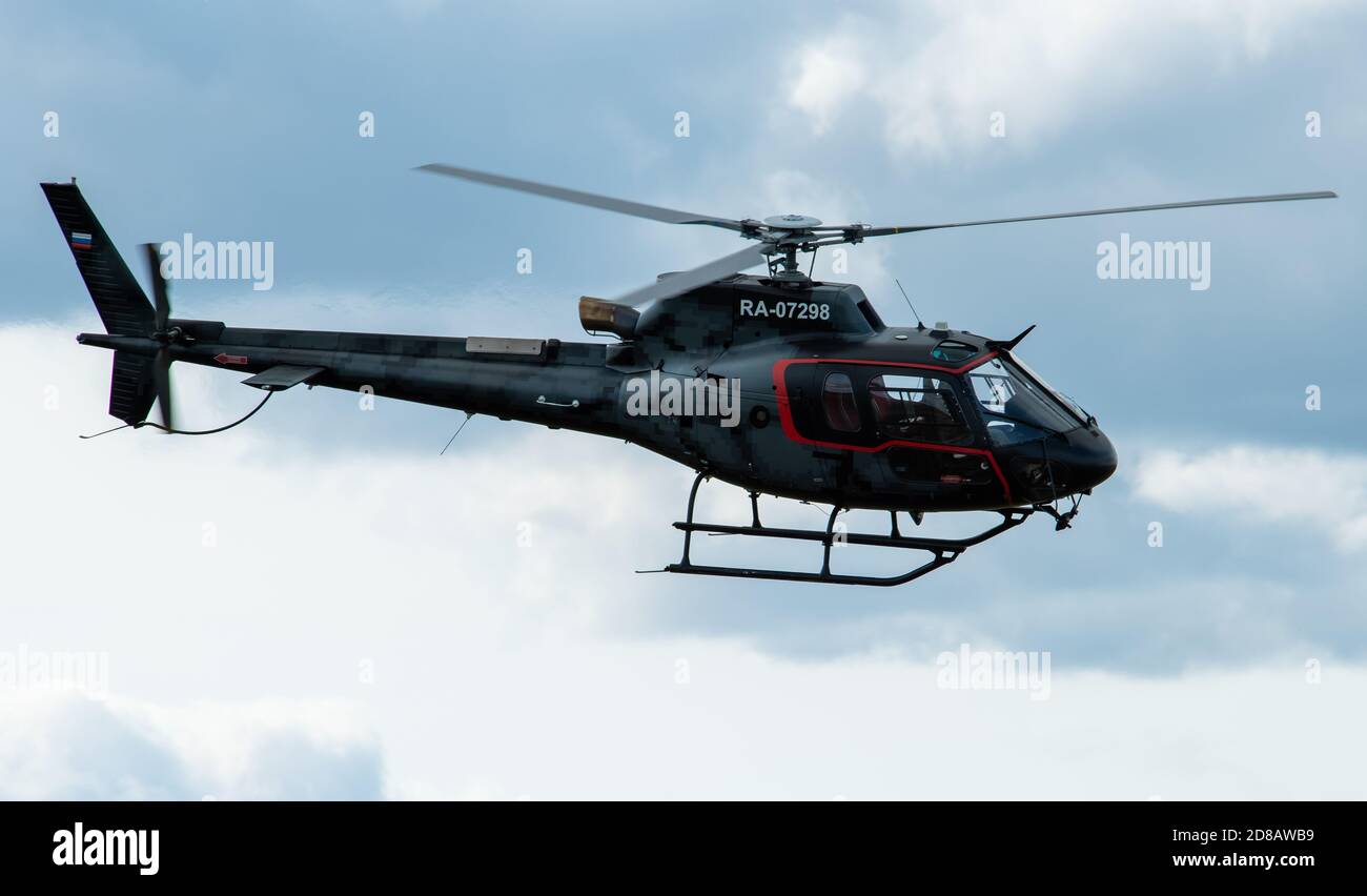 12 septembre 2020, région de Kaluga, Russie. Hélicoptère Aerospatiale AS.350 Ecureuil à l'aéroport Oreshkovo. Banque D'Images