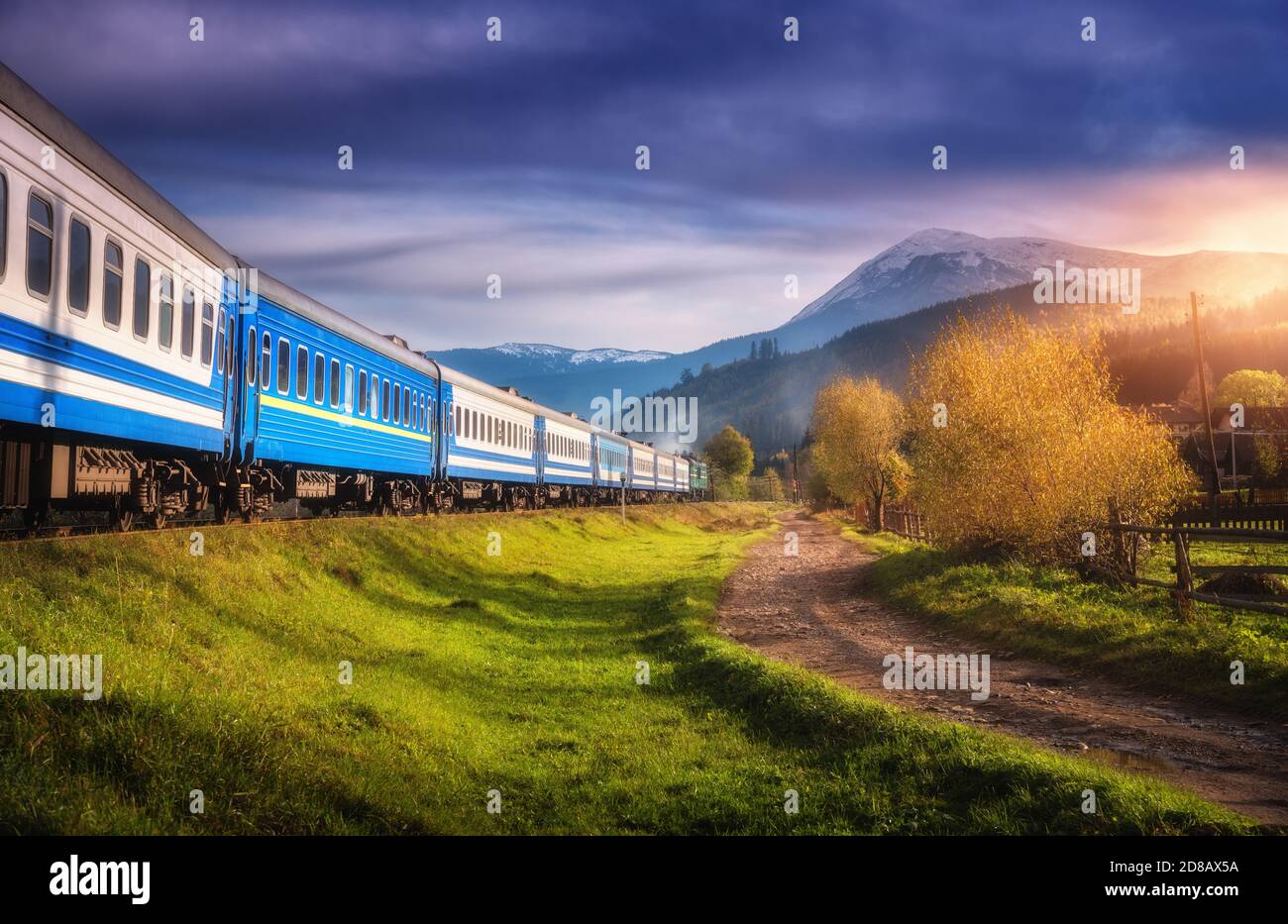 Train en montagne au coucher du soleil en automne. Gare Banque D'Images Train en montagne au coucher du soleil en automne. Gare Banque D'Images