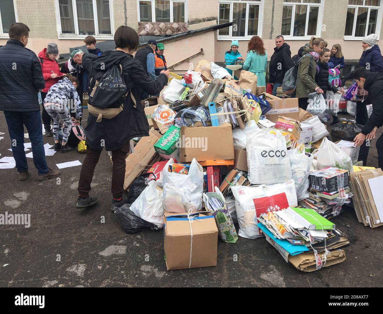 ST. PETERSBURG, RUSSIE-CIRCA MAY, 2019: Les élèves de l'école primaire et les élèves de l'école secondaire apportent du papier de gaspillage pour le recyclage. Rebut papier collecti Banque D'Images