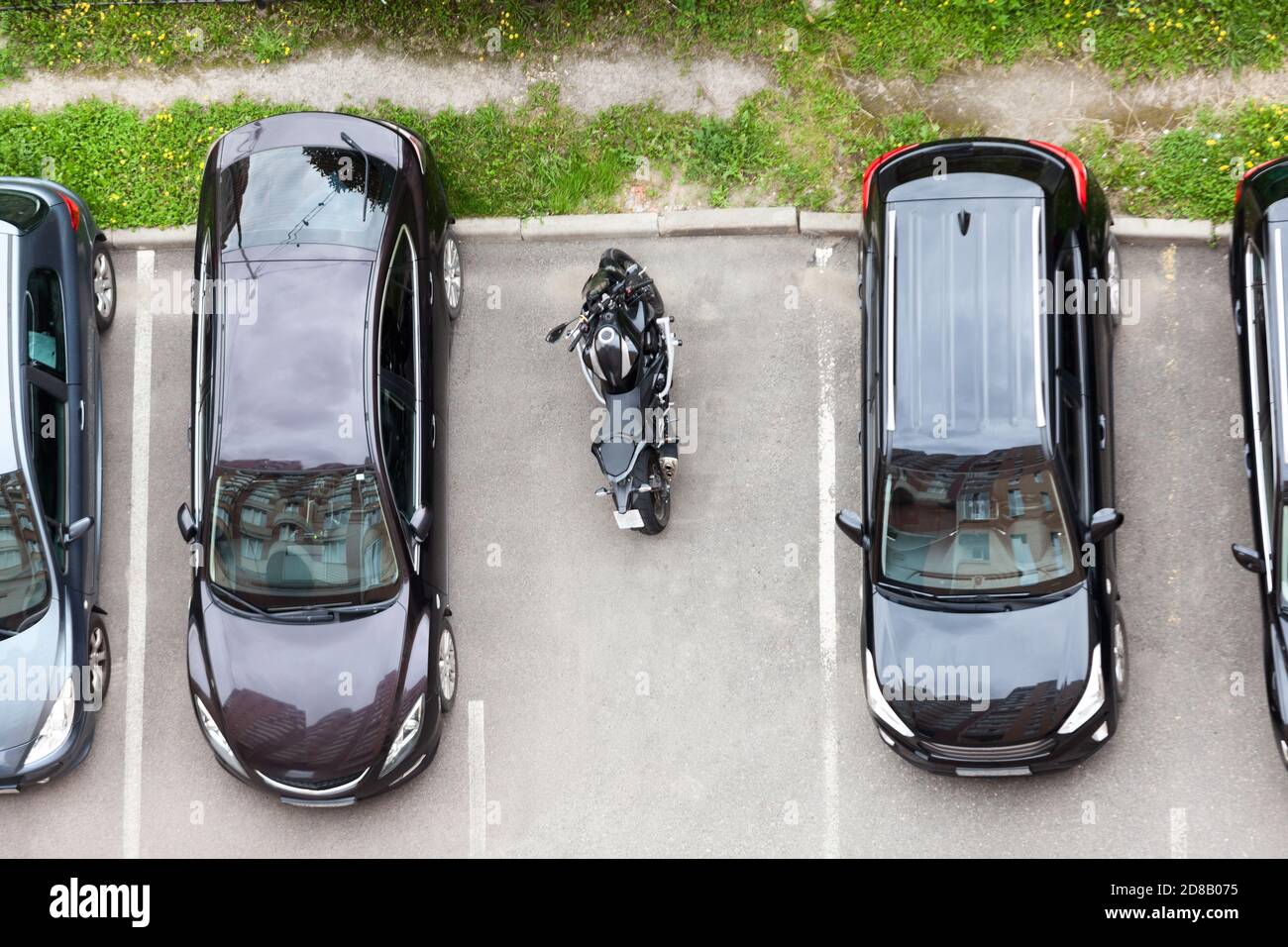 La moto est garée sur une place de stationnement entre les voitures. Vue de  dessus Photo Stock - Alamy