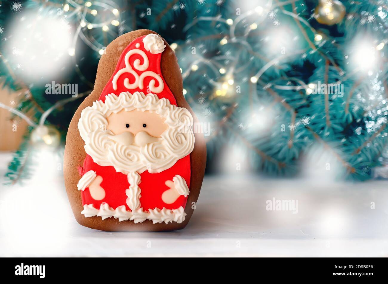 Biscuits de Noël d'homme de pain d'épice avec chapeau de père Noël barbe et moustache. Santa Claus avec branches d'arbre de Noël, vue de dessus. Gros plan Banque D'Images