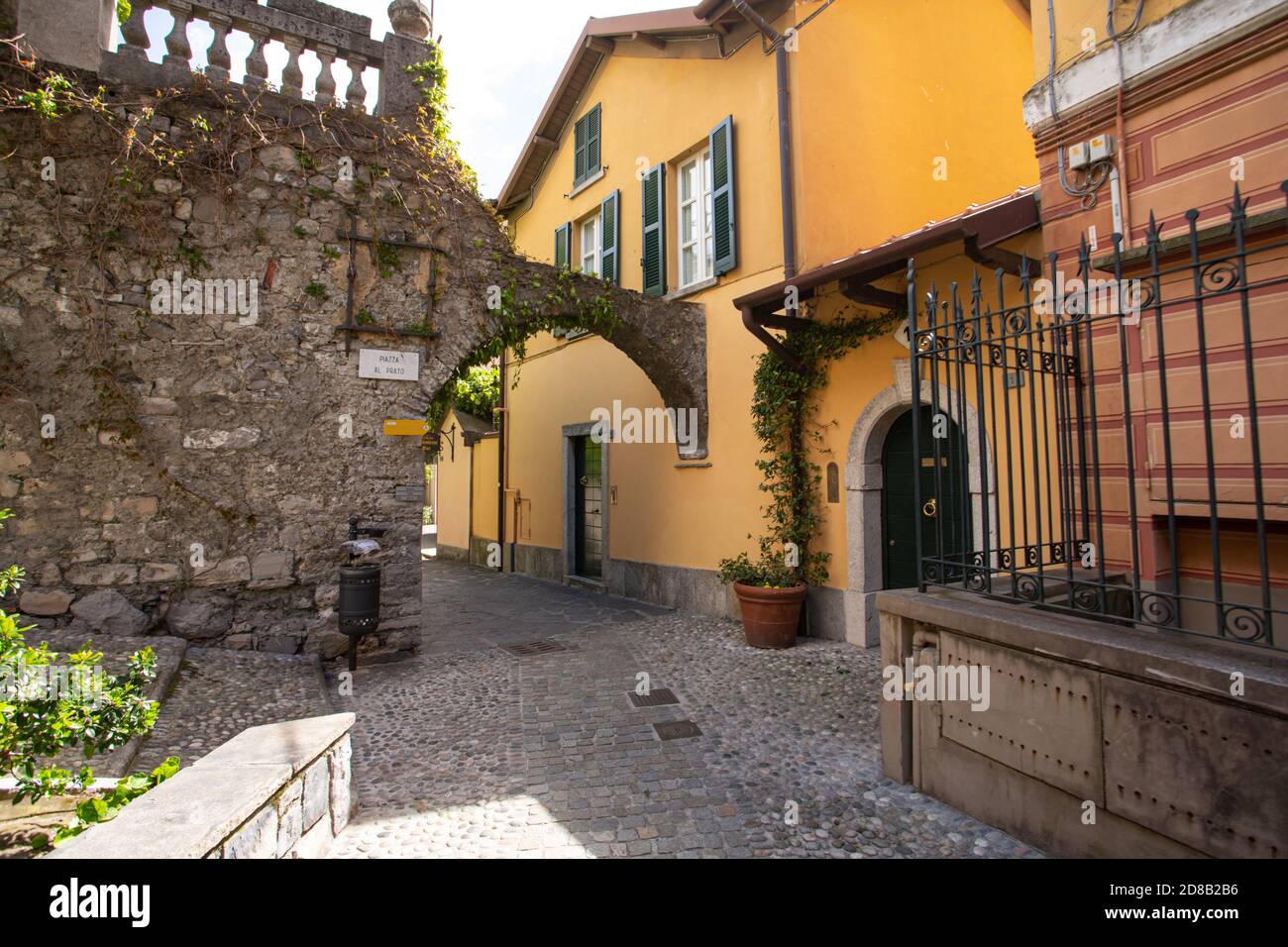 Arcade dans rue traditionnelle à Varenna, Italie Banque D'Images