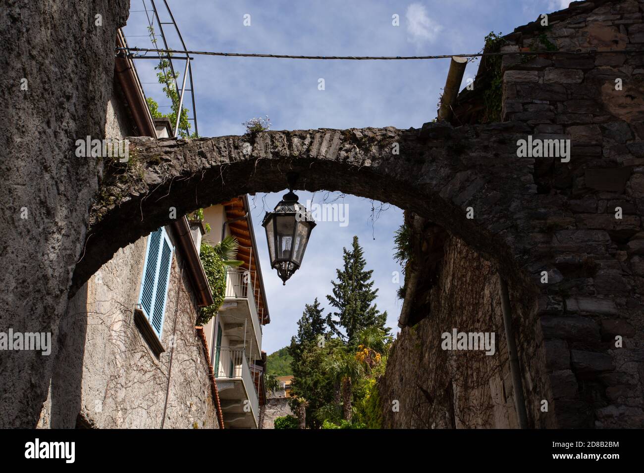 Lumière suspendue dans l'arcade dans la rue traditionnelle de Varenna, Italie Banque D'Images