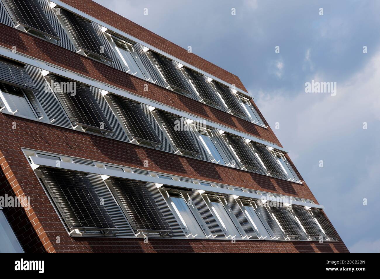 Et administratifs Bürogebäude mit Sonnenschutzrollos Banque D'Images