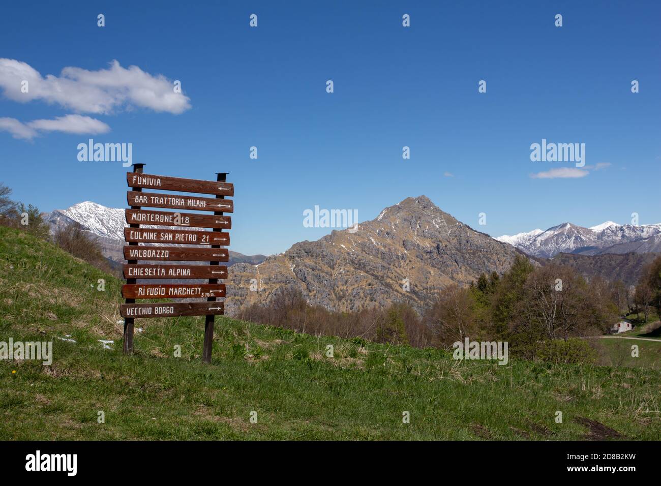 Panneau de routes pour la randonnée en montagne à Piani d'Erna près de Lecco, Italie - au sommet du téléphérique Banque D'Images