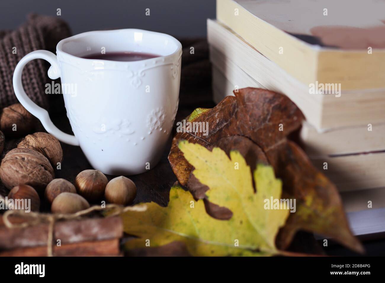 Une tasse de thé blanc sur le bureau décorée avec des objets d'automne. Gros plan et espace de copie Banque D'Images