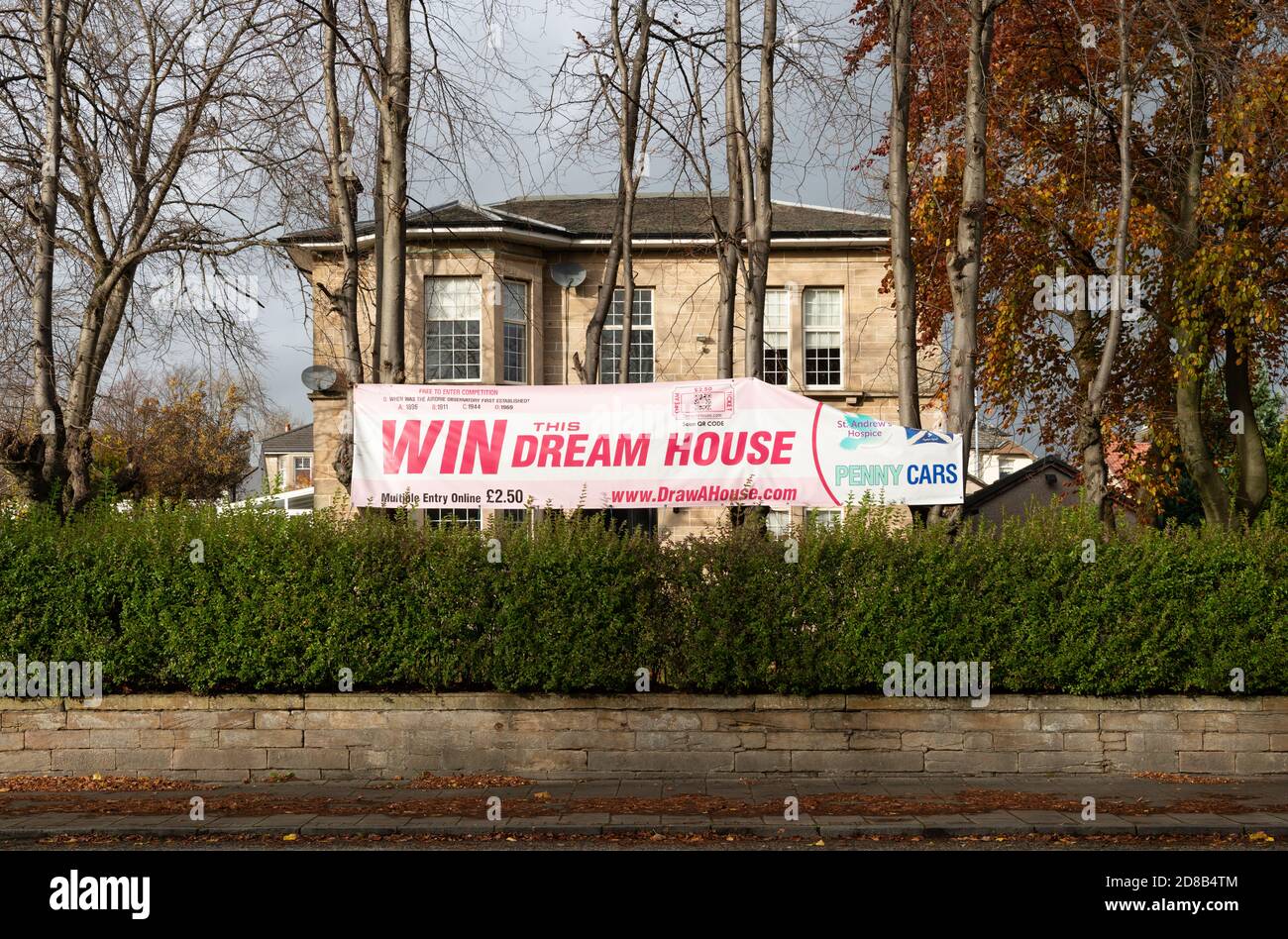 Gagnez cette bannière maison de rêve à l'extérieur d'une maison à Airdrie, dans le nord du Lanarkshire, en Écosse Banque D'Images