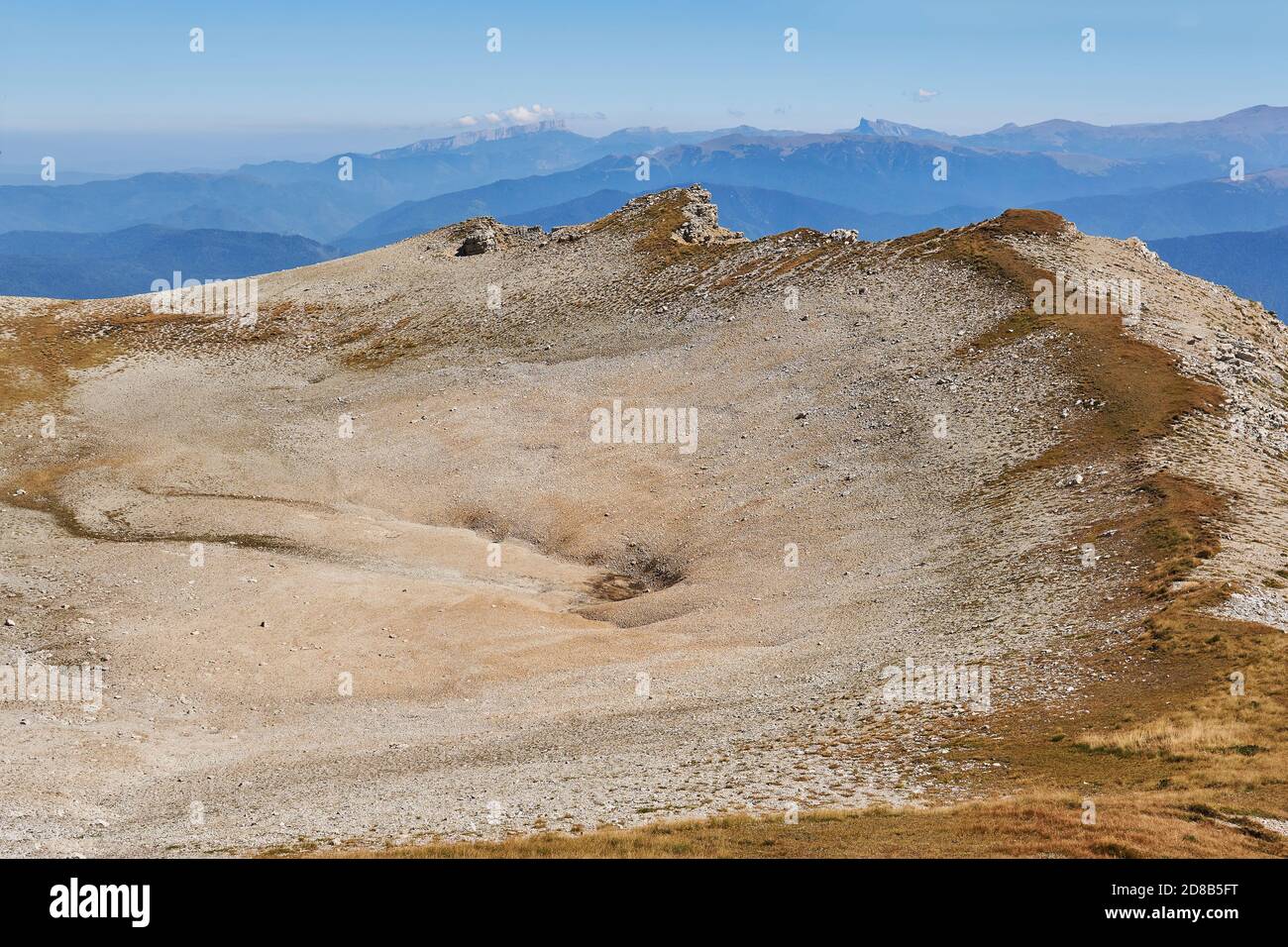 gouffre et traces d'eau coule sur le lit de un glacier fondu sur le sommet d'une montagne crête Banque D'Images