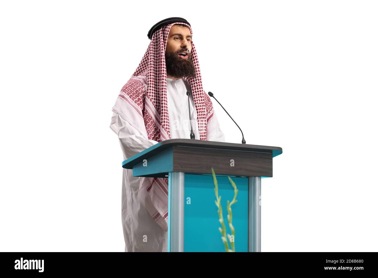Orateur d'homme arabe donnant un discours sur un piédestal isolé sur fond blanc Banque D'Images