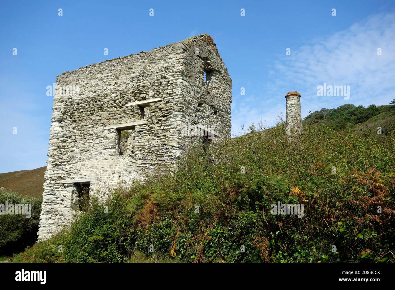 Bâtiments de travail de la mine de Tin Blue Hills abandonnés et désutilisés, Trevellas Combe & Porth, North Cornwall, Angleterre, Royaume-Uni en septembre Banque D'Images