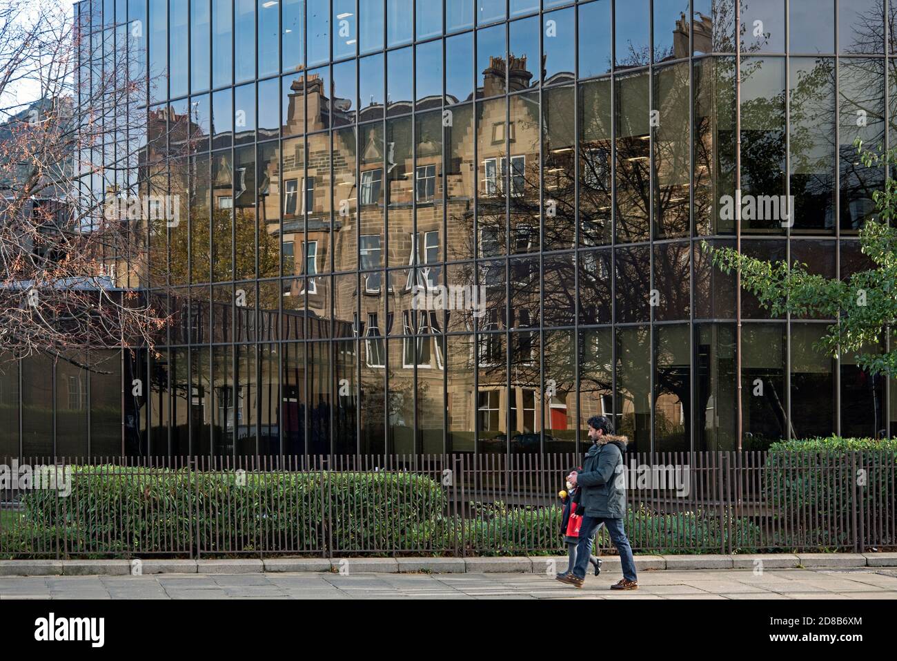 Réflexion de Parkside Terrace dans les fenêtres du Scottish veuves Building sur Dalkeith Road, Edimbourg, Ecosse, Royaume-Uni. Banque D'Images Réflexion de Parkside Terrace dans les fenêtres du Scottish veuves Building sur Dalkeith Road, Edimbourg, Ecosse, Royaume-Uni. Banque D'Images