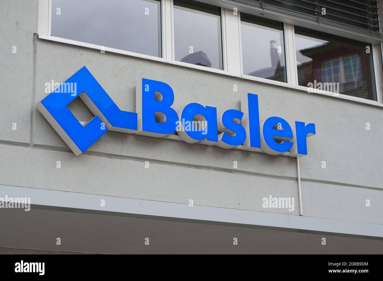 Andermatt, Uri, Suisse - 25 octobre 2020 : logo Basler Versicherung (assurance Basler) accroché à l'extérieur d'un bâtiment à Andermatt. Bâloise Hol Banque D'Images