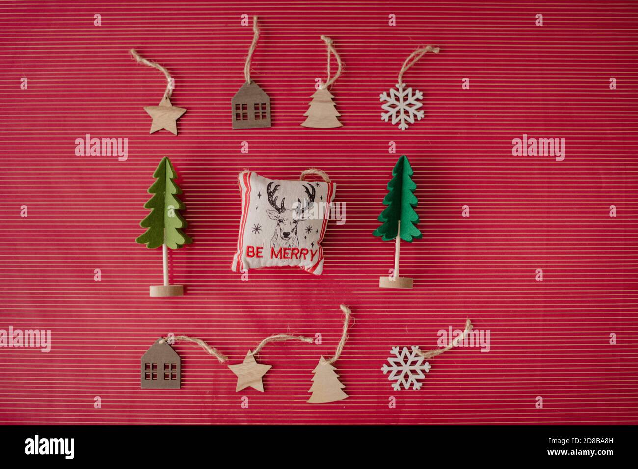 décorations de noël disposées dans un carré sur fond rouge Banque D'Images