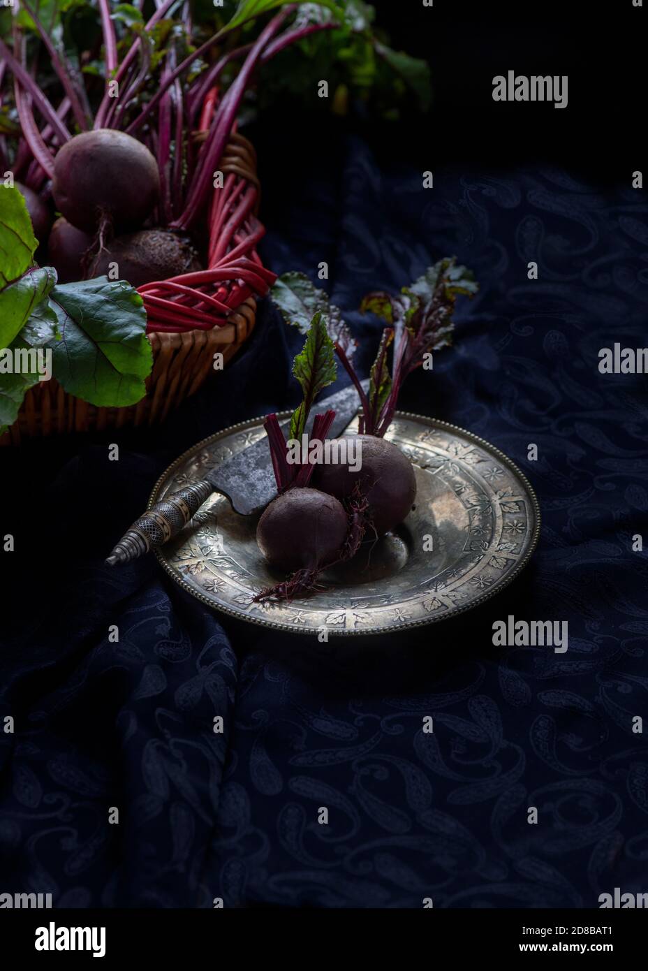 Composition avec des betteraves fraîches et mûres disposées sur table avec du millésime assiette et couteau rustiques Banque D'Images