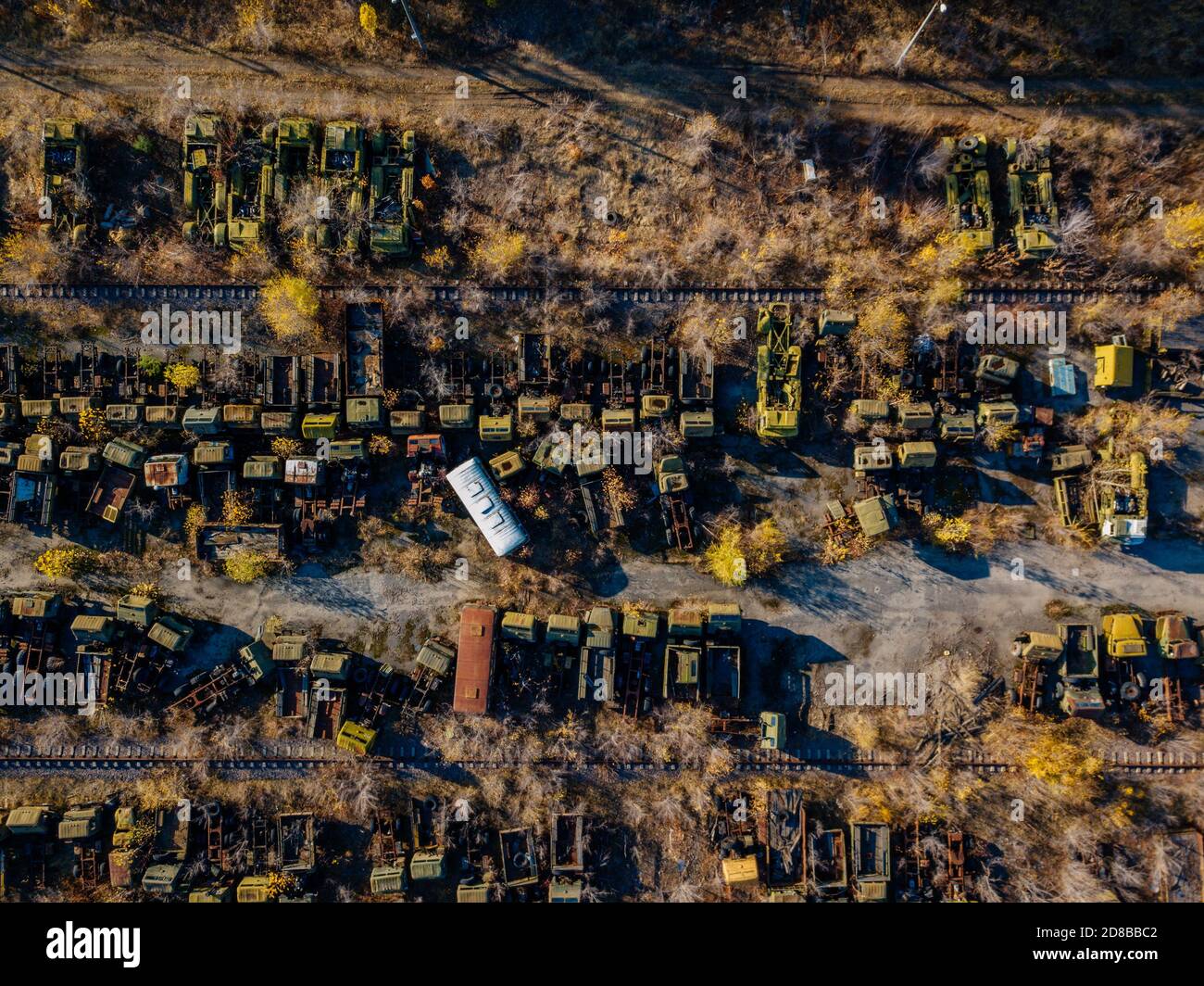 Vieux voitures militaires russes rouillées cassées pour la ferraille, vue de dessus Banque D'Images