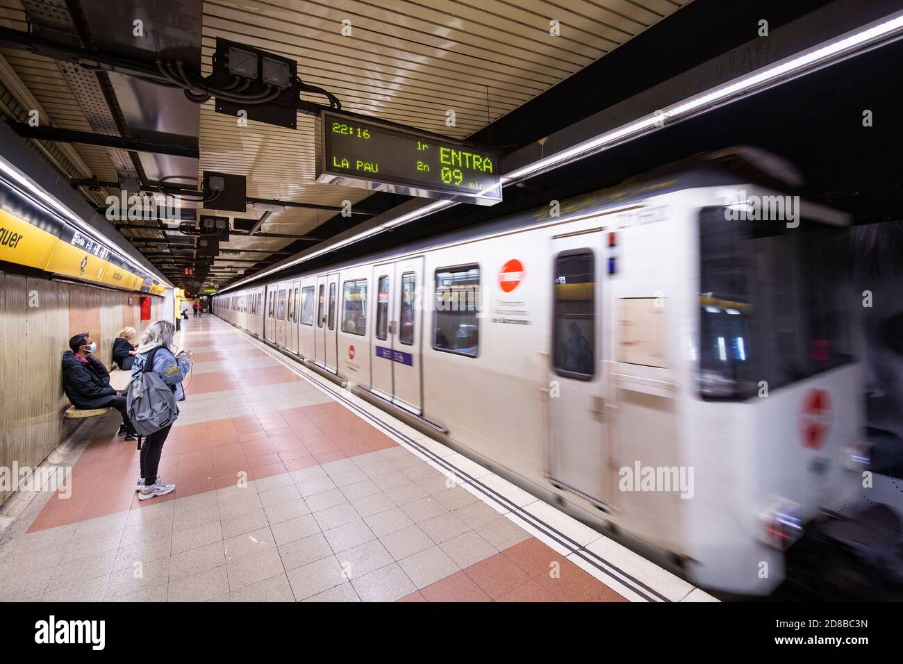 2020.10.28. Barcelone, Espagne. 22:15 h. Quelques personnes attendent pour prendre le métro pendant les premières heures du couvre-feu de la journée. © Aitor Rodero. Banque D'Images