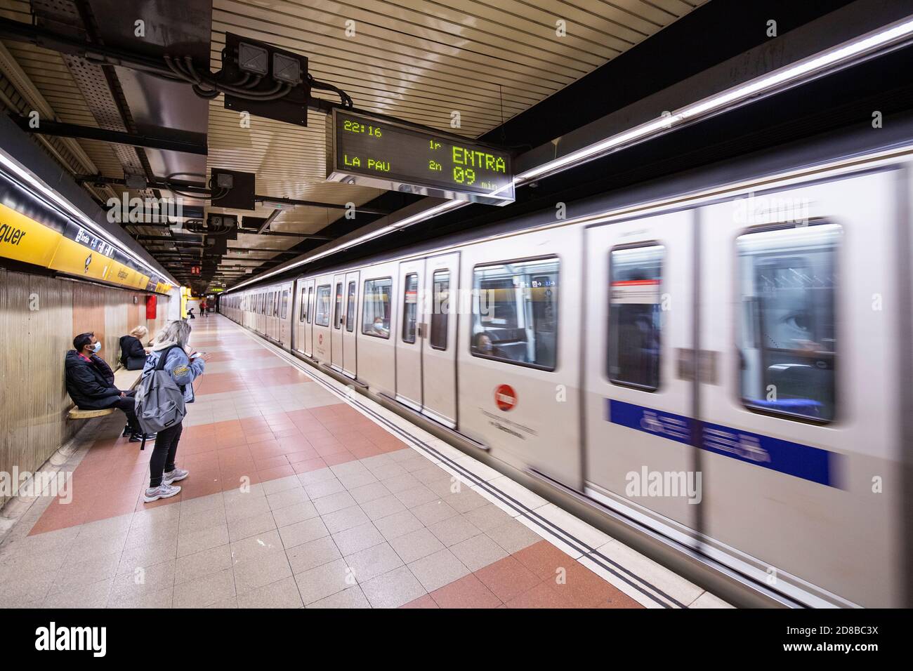 2020.10.28. Barcelone, Espagne. 22:15 h. Quelques personnes attendent pour prendre le métro pendant les premières heures du couvre-feu de la journée. © Aitor Rodero. Banque D'Images