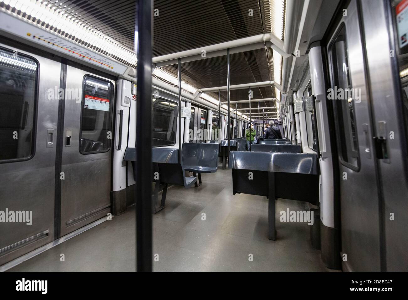 2020.10.28. Barcelone, Espagne. 22:40 h. Dans une voie de métro presque vide, quelques personnes voyagent pendant les premières heures du couvre-feu de la journée. © Aitor Rodero. Banque D'Images