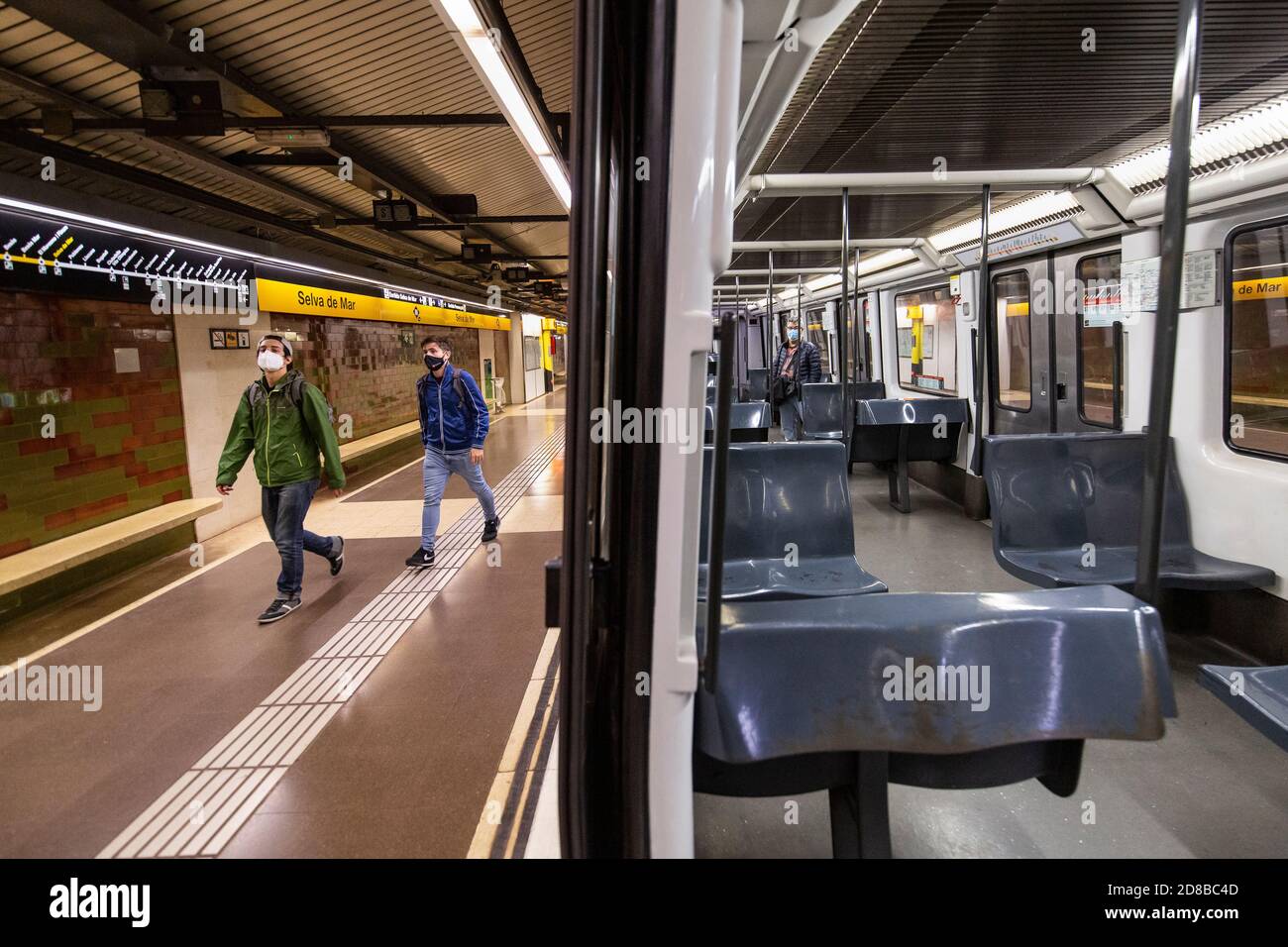2020.10.28. Barcelone, Espagne. 22:45 h. Deux gars de la station de métro presque vide pendant les premières heures du couvre-feu ce jour-là. © Aitor Rodero. Banque D'Images