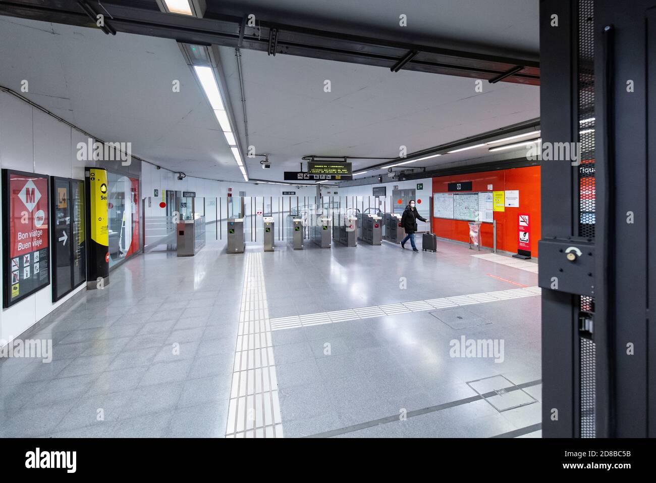 2020.10.28. Barcelone, Espagne. 22:45 h. Une femme quitte la gare de Selva de Mar pendant les premières heures du couvre-feu de cette journée. © Aitor Rodero. Banque D'Images