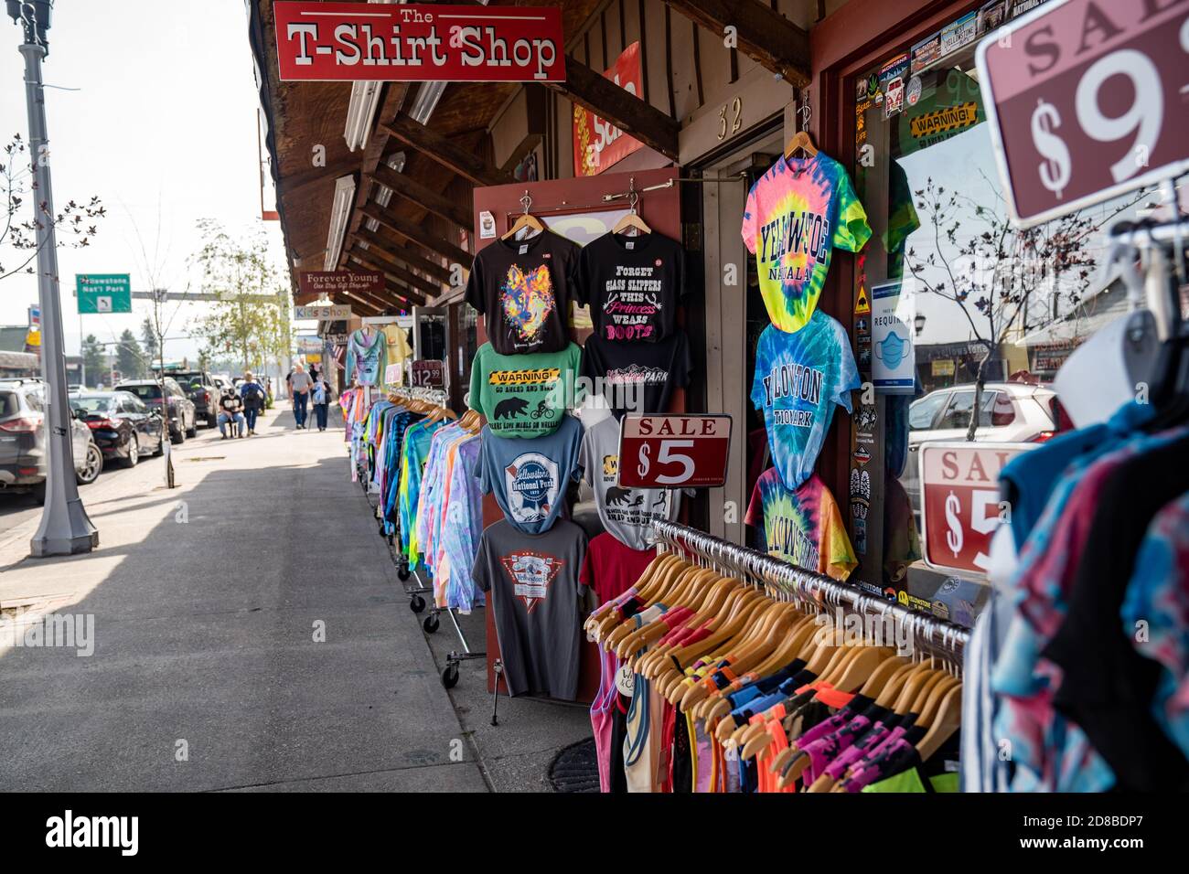 West Yellowstone, Montana - 23 septembre 2020: Magasin de t-shirts ayant une vente de trottoir, vendant des vêtements bon marché du parc national de Yellowstone Banque D'Images