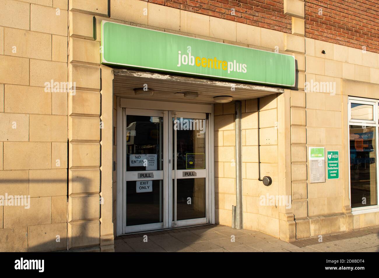 Portes de sortie du centre d'emploi plus, l'agence de chômage au Royaume-Uni. Bureau de crédit universel à Barnsley, dans le South Yorkshire, en Angleterre. Banque D'Images